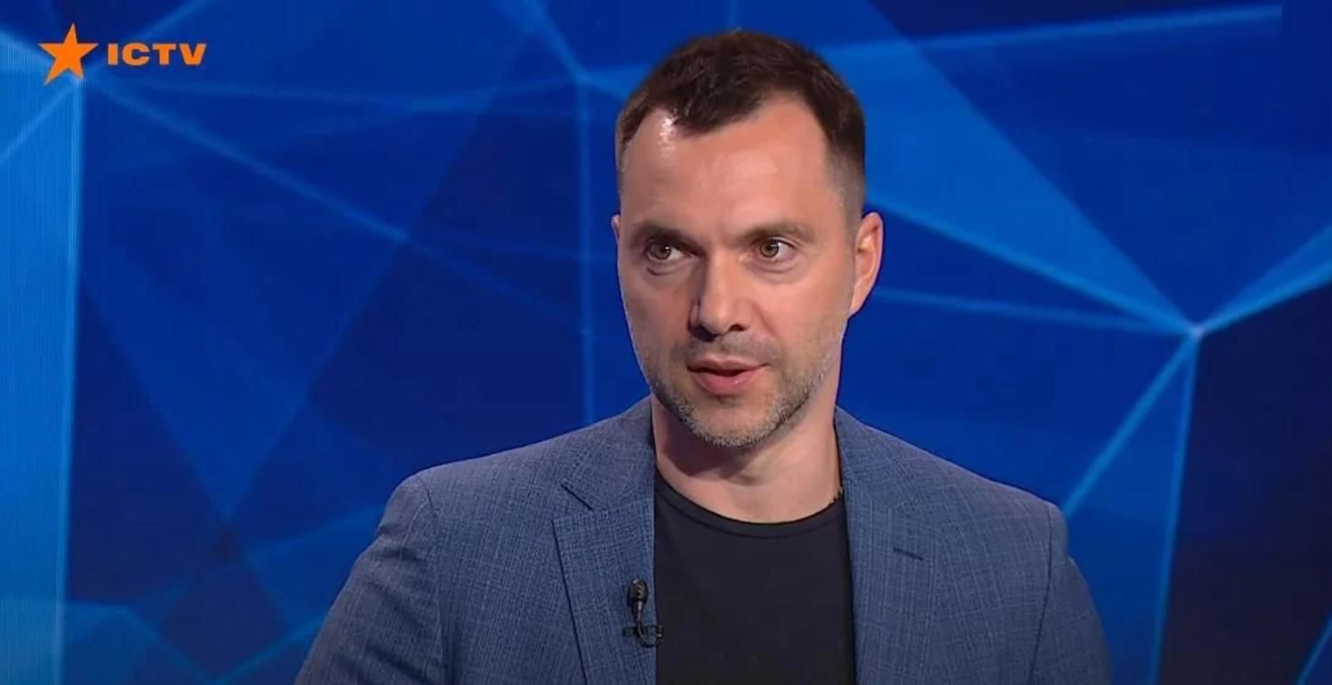 "Они надеются, что выглядят страшными", – Арестович высмеял РФ за стягивание армии на границу с Украиной