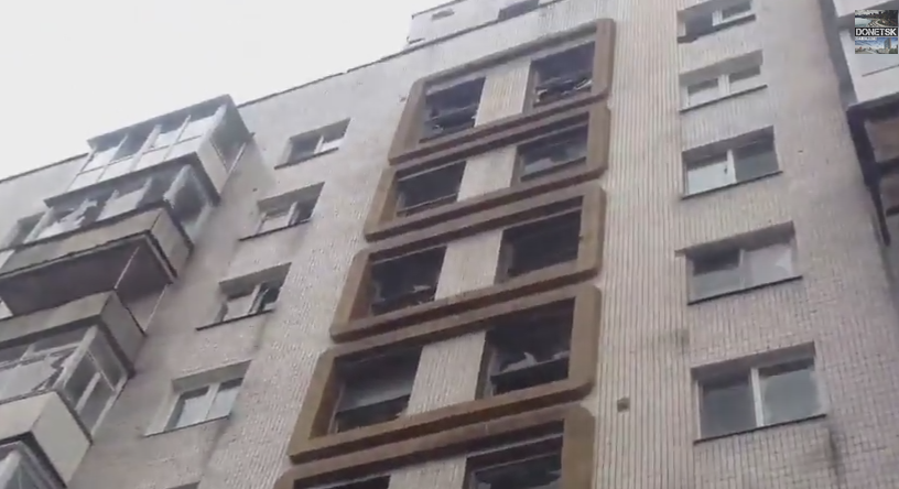 Киевский район Донецка после обстрела: разбитые окна и воронки в асфальте