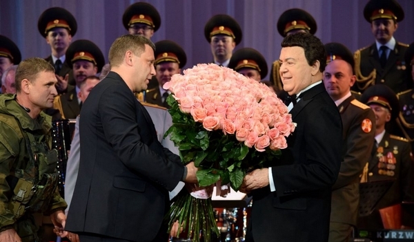 Жуткая паранойя полностью захватила Захарченко: главарь "ДНР" решился поздравить Кобзона только в сопровождении охранника с автоматом