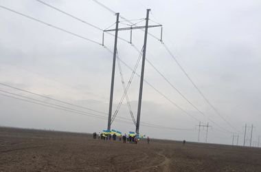 Электромонтерам разрешили начать работы на поврежденных электроопорах в Крыму
