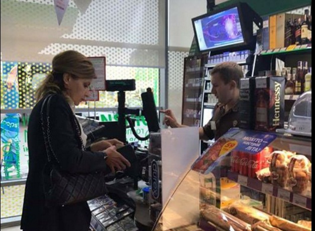 "Разная гадость типа Шария и других вновь будут кричать о пиаре", - блогер Олешко опубликовал фотографию первой леди Марины Порошенко на заправке