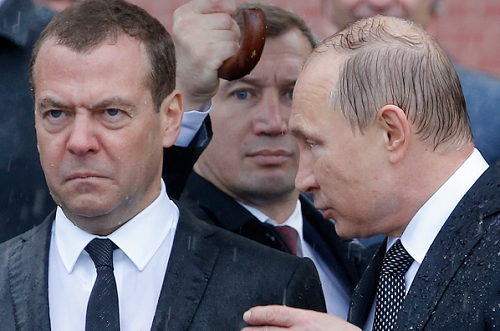 Медведев "поставил на место" Путина и Орешкина: обещания войти в пятерку сильнейших экономик вызывают смех