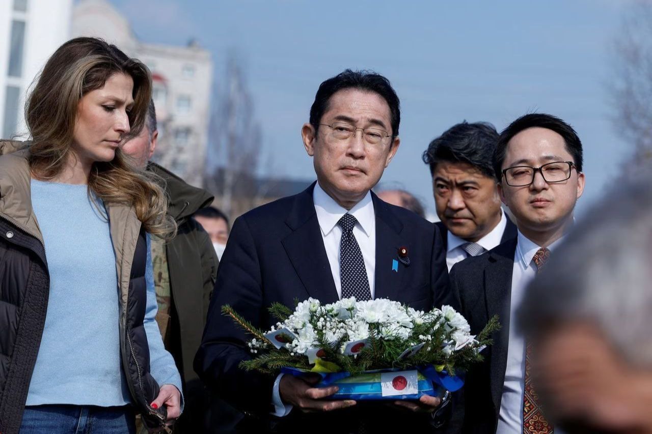 ​"Чувствую сильный гнев", - премьер Японии Кисида пообещал Украине помощь, посетив Бучу