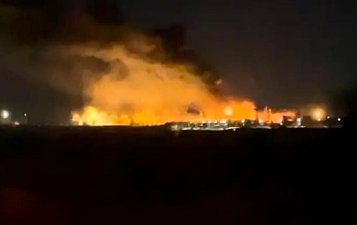 Дроны атаковали крупный стратегический НПЗ в Краснодарском крае РФ – в Сети показали взрывы  