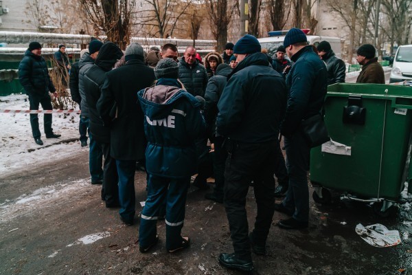 В Днепре прямо во дворе дома найден чемодан с телом девушки - фото