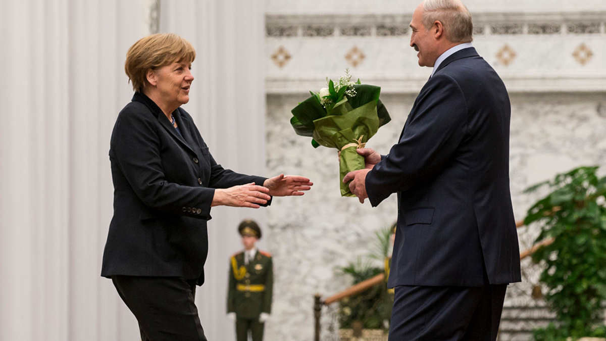 Лукашенко уверен в окончании протестов, а Меркель надеется, что РФ не введет войска в Беларусь