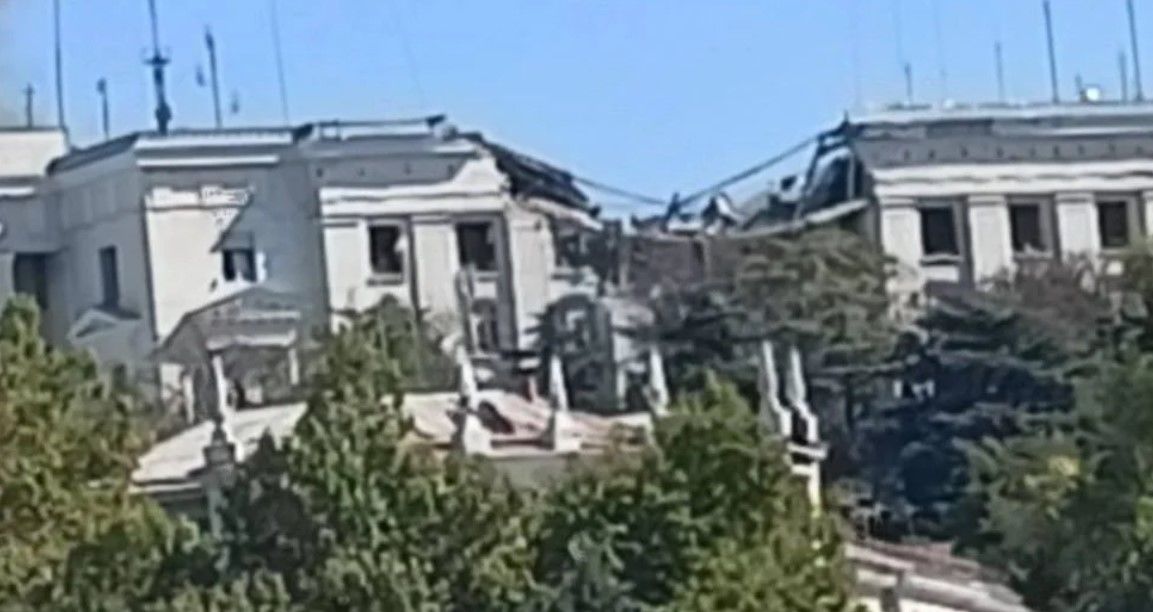 Попадание ракеты и взрыв: момент прилета по штабу ЧФ РФ в Севастополе попал на видео 