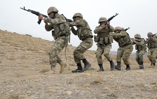 На кордоні Вірменії та Азербайджану знову неспокійно: військові з обох боків відкрили вогонь, є поранені
