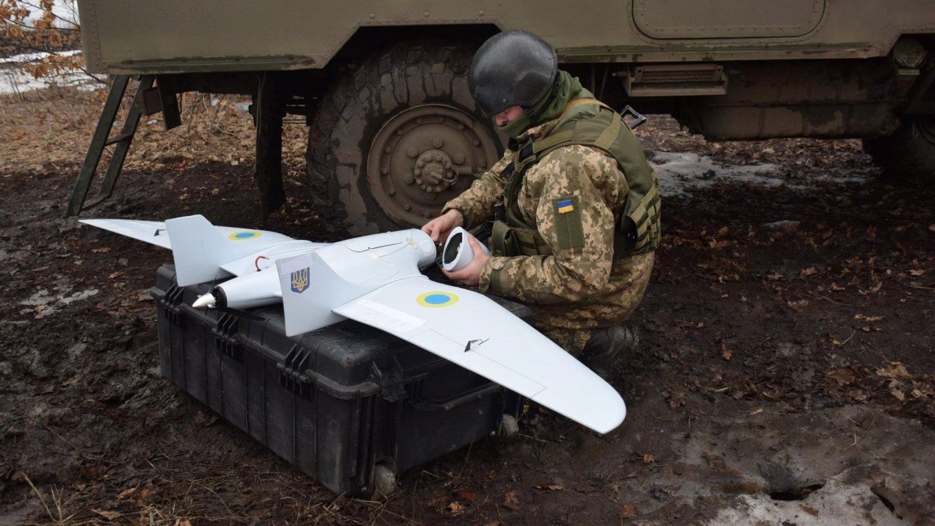 Точно в цель: на Донбассе ВСУ показали, как снаряд с дрона сокрушил позицию боевиков