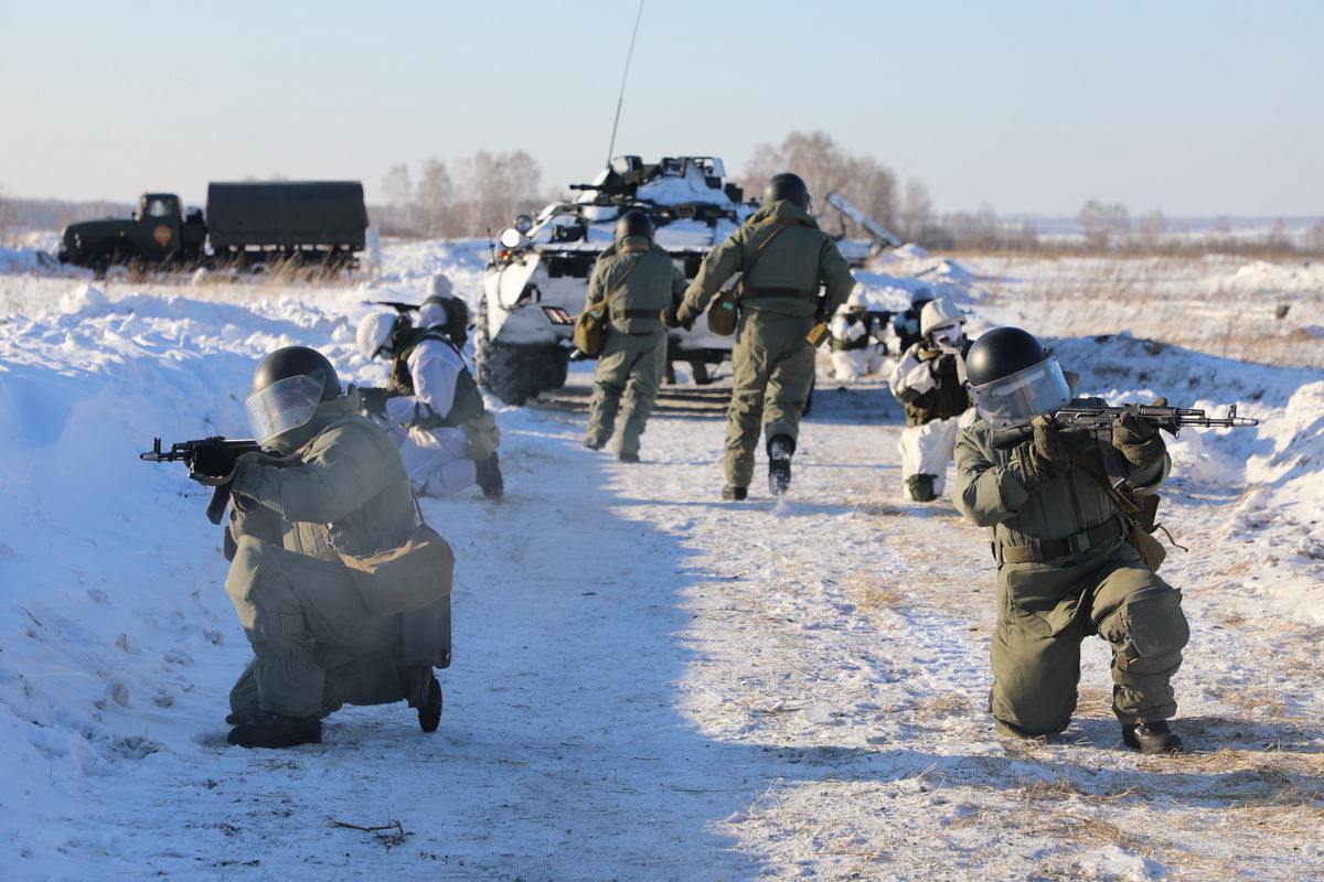 Тысячи военнослужащих армии РФ начали учения рядом с границами Украины
