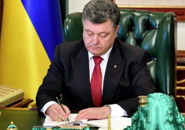 Киев затянул петлю Москве: Порошенко ужесточил правила въезда россиян в Украину
