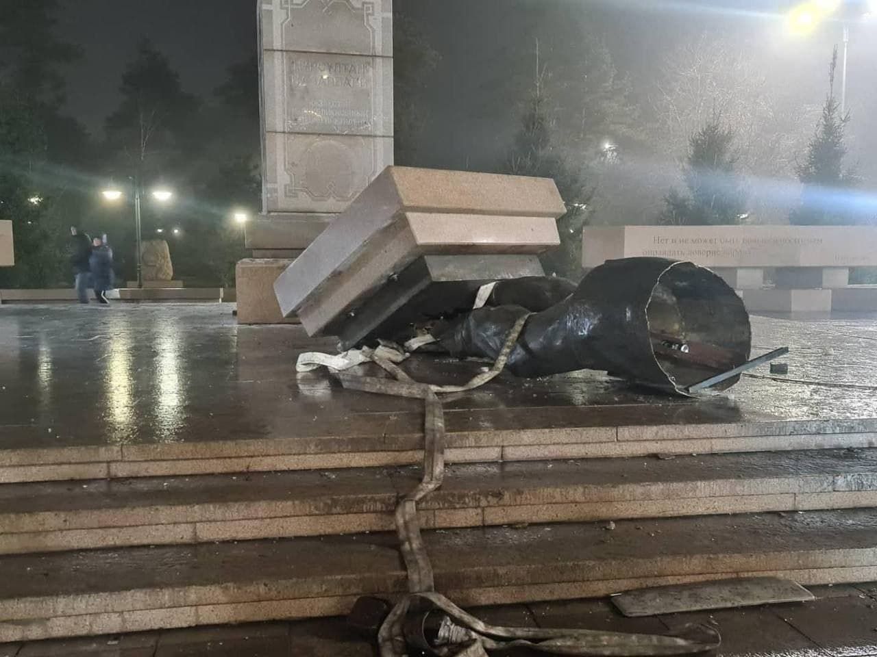 Памятник Назарбаеву не устоял под натиском протестующих: фото разрушенного монумента 