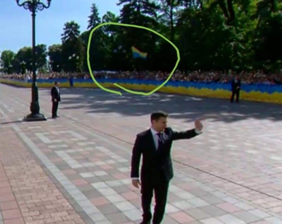 Во время инаугурации Зеленского раздули проблему с украинским флагом – подробности 