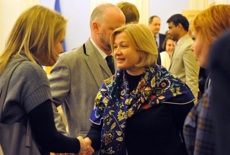 "Люди Донбасса! Вам хотят помочь, а оккупанты блокируют работу международных организаций!" - Геращенко рассказала о проблемах и новшествах в работе на "серой зоне"