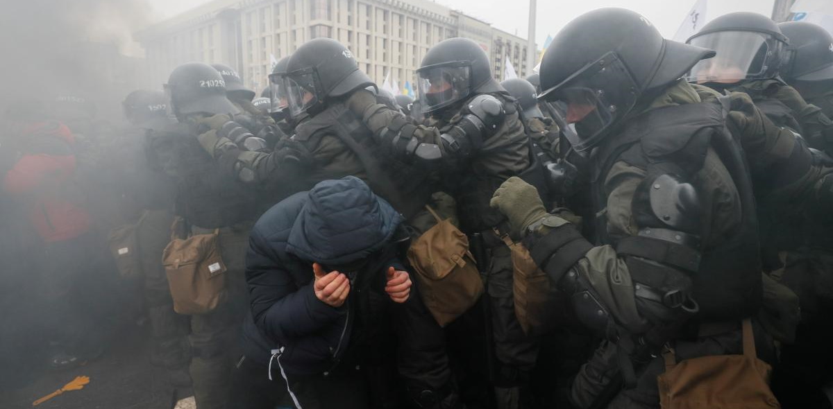Взрывы гранат, много скорых: Сеть облетели фото и видео разгона акции ФЛП на Майдане