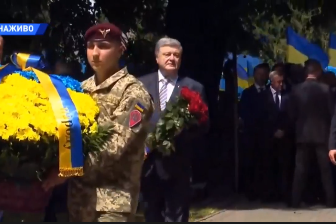 Порошенко прибыл в Польшу: президент открыл специальный мемориал, посвященный Украине, - кадры