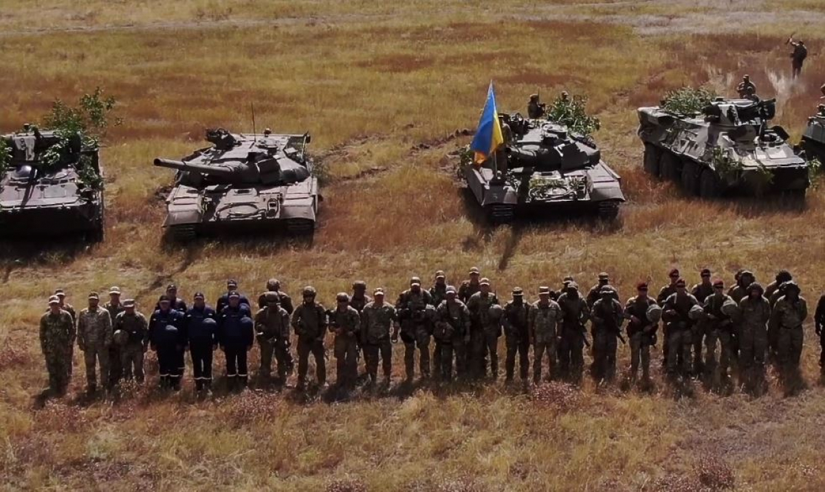 Военные из зоны ООС записали видеопоздравление с Днем Государственного флага