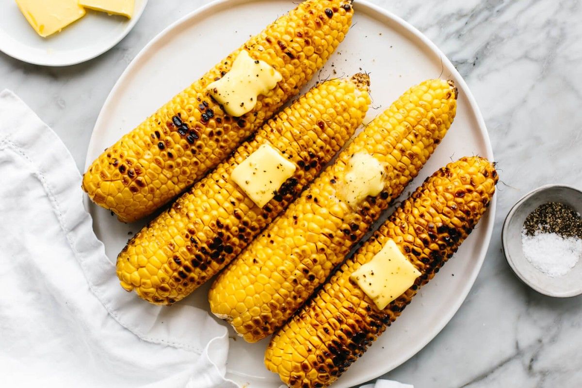 Посолить воду и сдобрить маслом: как вкусно приготовить кукурузу