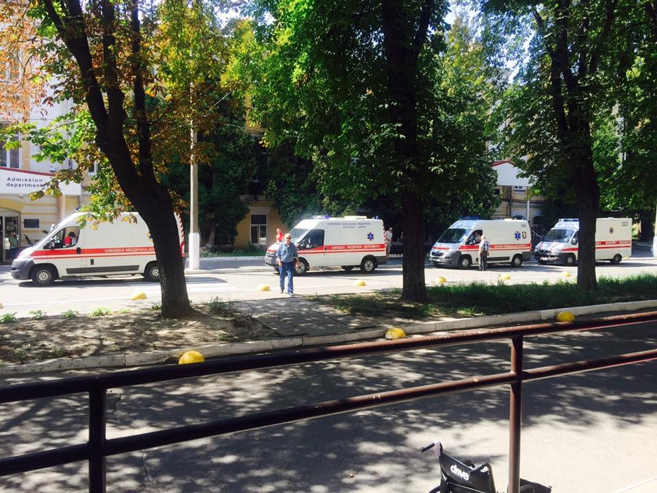 Снова сирены, и снова скорые, есть очень тяжелые бойцы: в киевский госпиталь прибыл очередной борт с ранеными из зоны АТО защитниками Украины - кадры