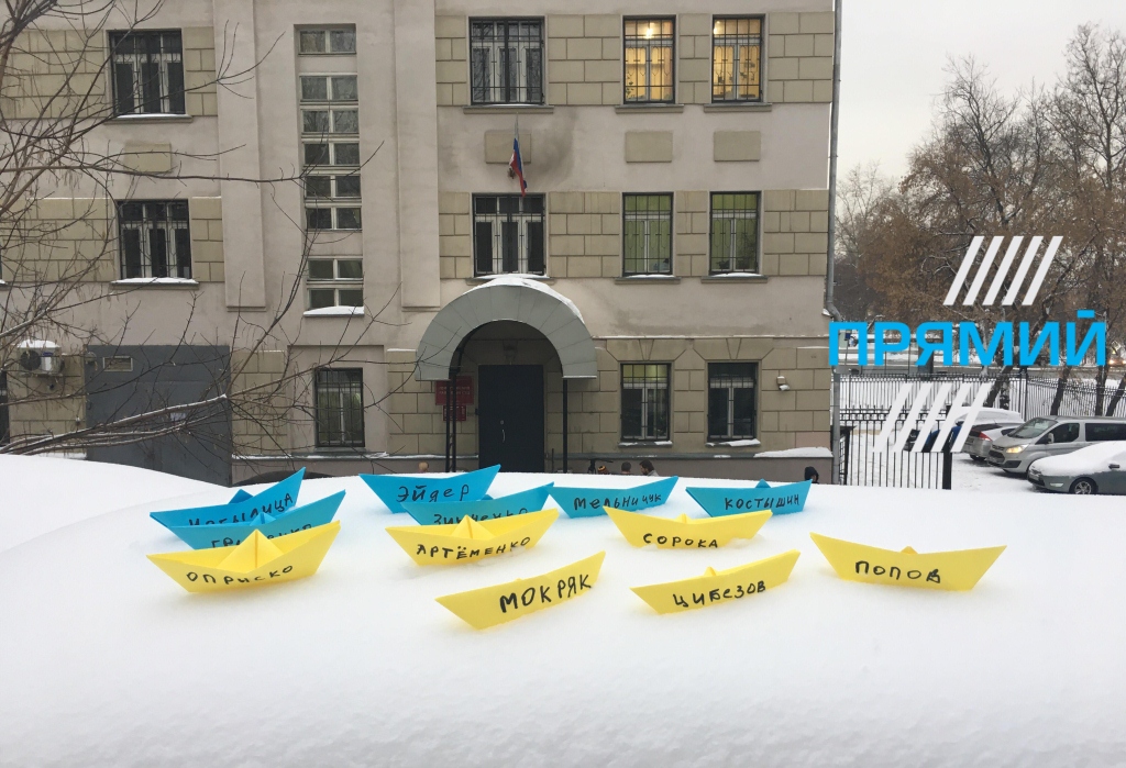 Сине-желтые корабли в центре Москвы: активисты РФ устроили смелую акцию в поддержку пленных моряков Украины - кадры