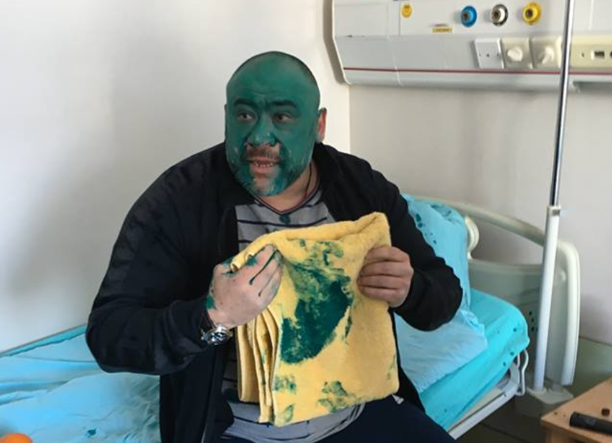 За убийство во время Майдана: опубликовано видео, как главаря титушек Крысина нашли в больнице и облили зеленкой - кадры