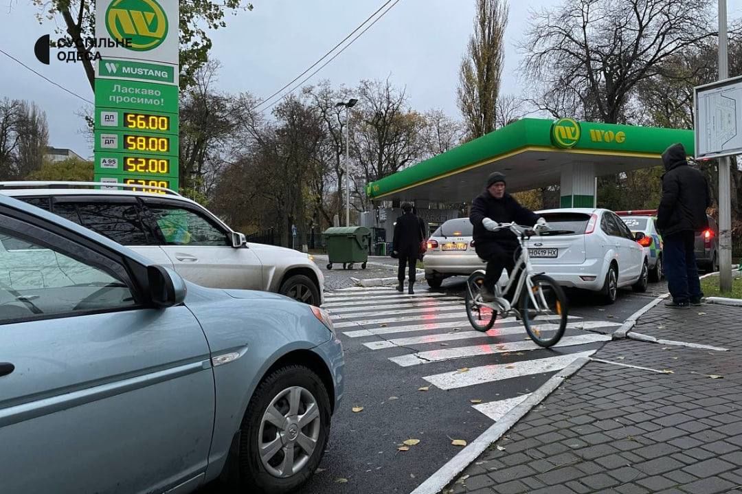 Одесса в условиях отсутствия света: в магазинах штурмуют воду, на заправках очереди 