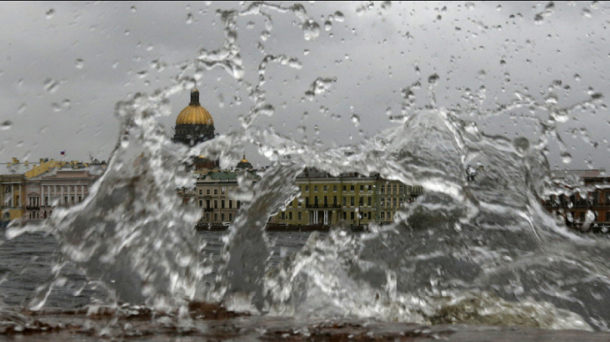 Санкт-Петербург под ударом стихии: ураган разносит город на части