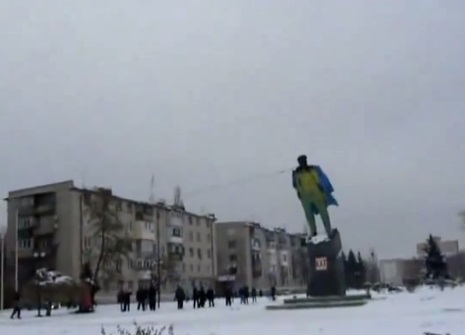 Под Днепропетровском свалили очередного Ленина