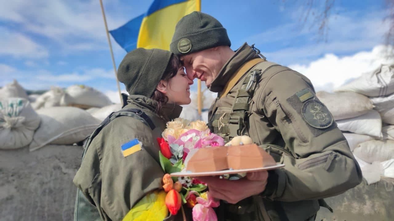 Бойцов Нацгвардии Александра и Елену обвенчали прямо на блокпосту – кадры