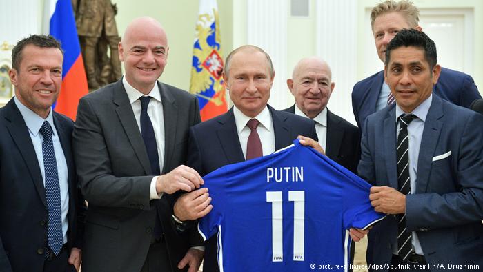 "У Путина руки в крови..." — Bild поднял громкий скандал в Германии из-за фото Путина в Кремле