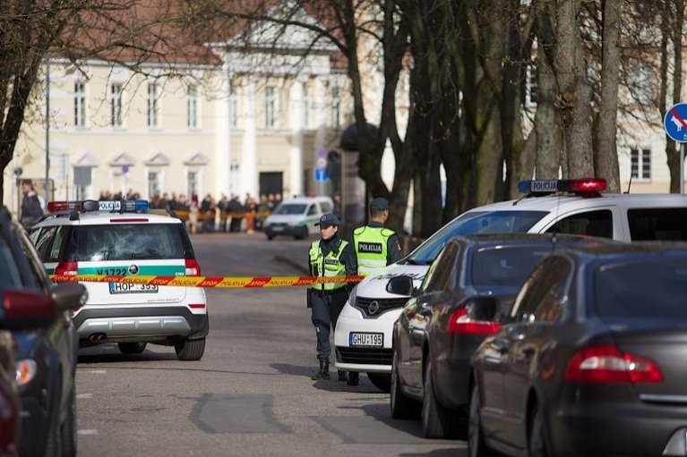 В Вильнюсе мужчина угрожает взорвать Администрацию президента