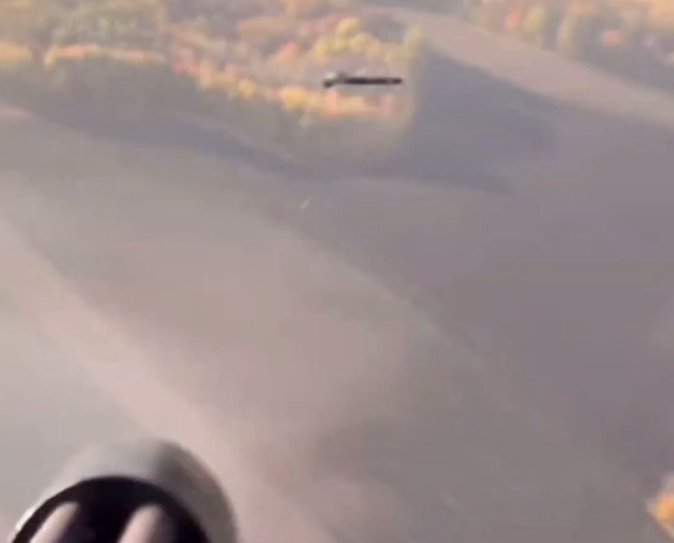 Зрелищное уничтожение российского Shahed пулеметом M134 Minigun показали на видео с вертолета "Ми-8"