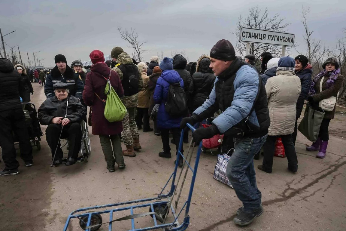 В Станице Луганской и Майорске "армагеддон" - жители "ЛНР" массово снимают деньги и "штурмуют" магазины