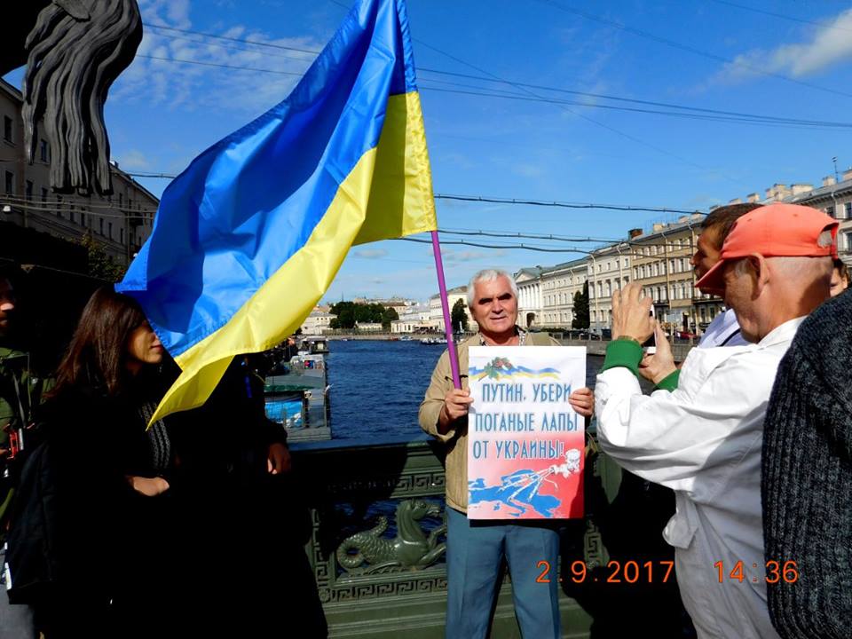 "Стало окончательно понятно, что Путин - Гитлер". В Петербурге прошли пикеты против войны России в Украине -  россияне вышли, чтобы сказать "нет" агрессивной внешней политике Путина - кадры