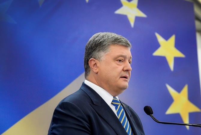 Президент Украины получил приглашение одним из первых: Макрон попросил Порошенко приехать во Францию для переговоров 26 июня
