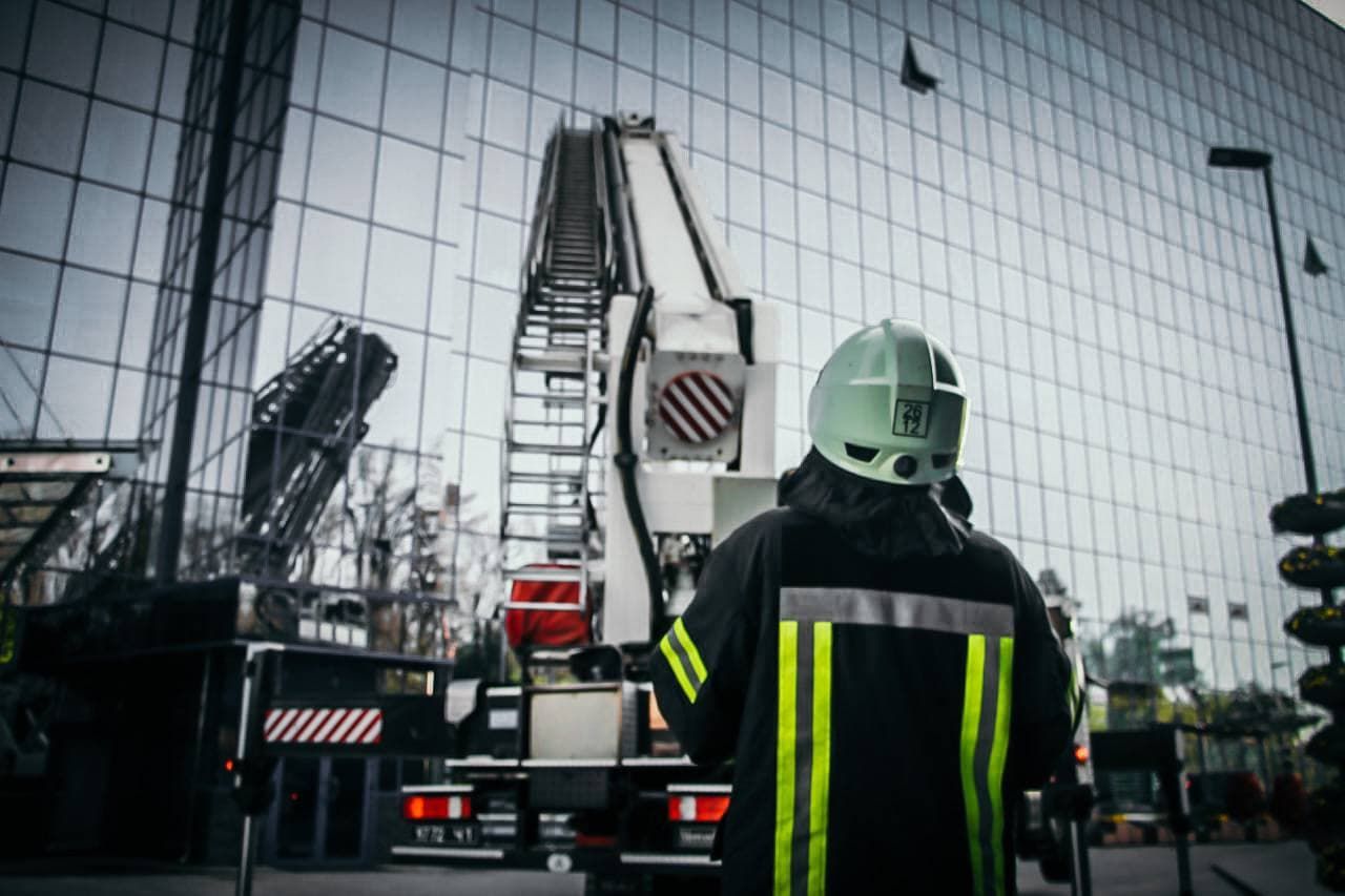 В Киеве загорелось админздание "Эпицентра": тушить огонь приехали 10 машин с 40 пожарными