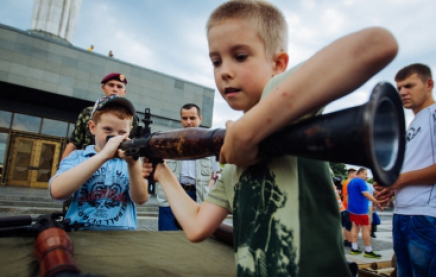 Российским детям показали видеоролик о том, как украинские военные уничтожают Донбасс