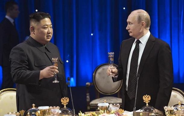Ким Чен Ын сделал Путину "боевой подарок": в Сети высмеяли презент, "купленный" за монетку, – видео
