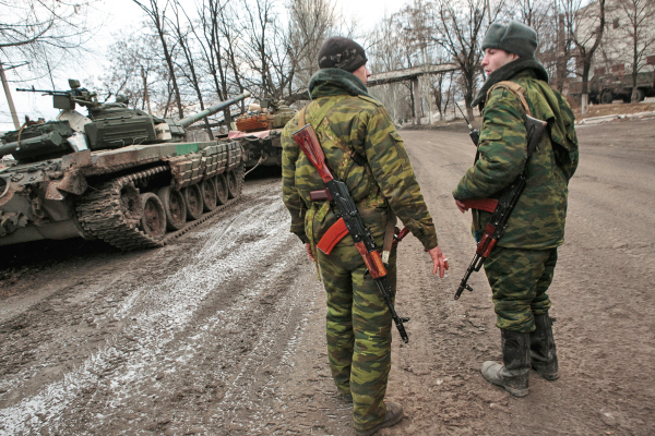 Разведка: военные из РФ обстреливают жилые дома Луганска и вероломно поставляют боевую технику в "ЛНР"