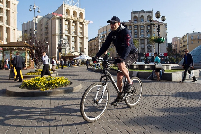 Мэр Киева Виталий Кличко передвигается по столице на велосипеде