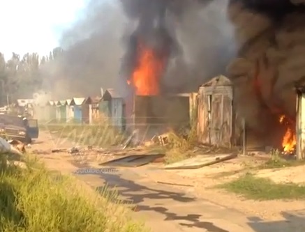 В Луганске под обстрел попал гаражный кооператив: начался пожар