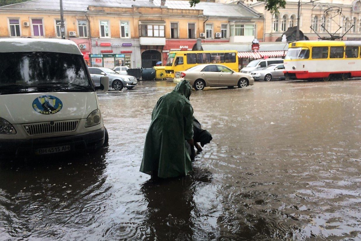 Потоп в Одессе: из-за мощного ливня улицы ушли под воду в считанные часы, затоплены дома