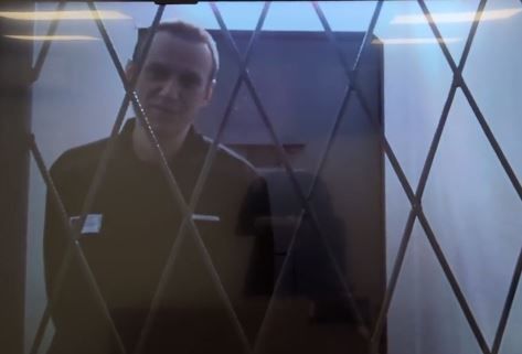 В Сети появилось последнее видео с Навальным: вчера выглядел здоровым и насмехался над судьей