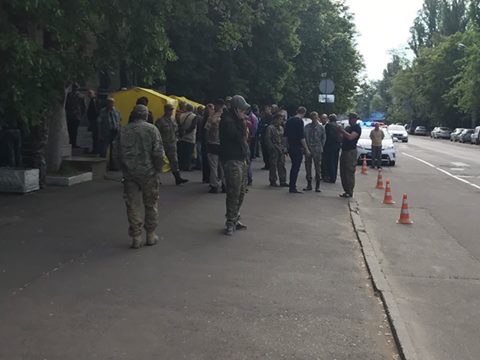 В Киеве неизвестные захватили кабинет председателя Госгеологии: здание ведомства окружено силовиками, работники штурмуют кабинеты (кадры)