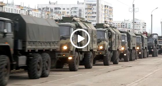 Крымчане напуганы до смерти: опубликовано видео, как Кремль завозит в Керчь военную технику, превращая туристический рай в армейскую базу