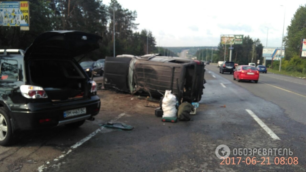 ​Под Киевом на Одесской трассе произошла серьезная авария с участием военных: опубликованы кадры
