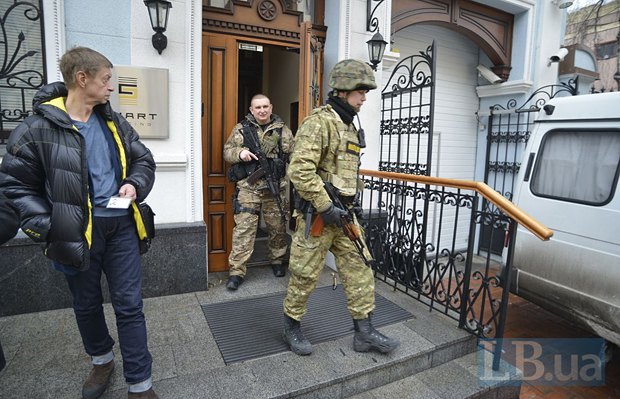 В киевском офисе олигарха Новинского проходит обыск. В помещении находятся 50 автоматчиков