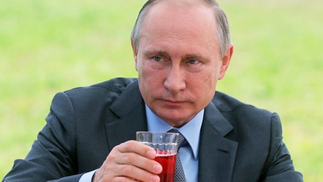 "Здоров ли он? Посмотрите на эту фотографию" - российский ученый заподозрил тяжелое заболевание у Путина