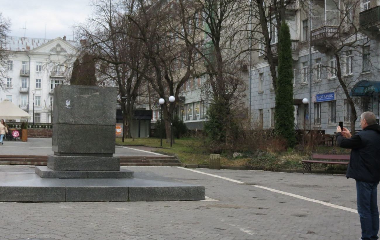 Памятник Пушкину в Тернополе "пошел вслед за российским военным кораблем" 