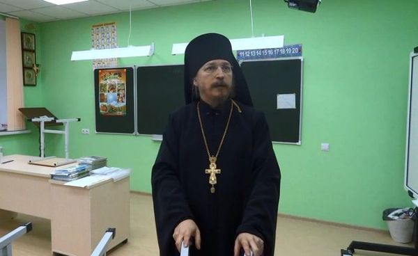 Российское православие головного мозга прогрессирует: в Нижнем Новгороде местные власти вызвали всех директоров школ на обязательное совещание... в церковь